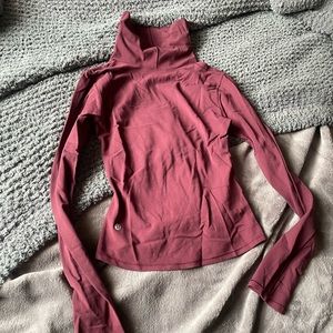 LULULEMON - cropped turtle neck